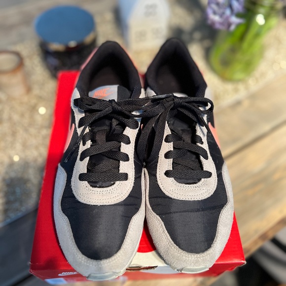 Nike MD Valiant Girls 5 1/2 youth. Atomic pink /gray fog. - Picture 4 of 5